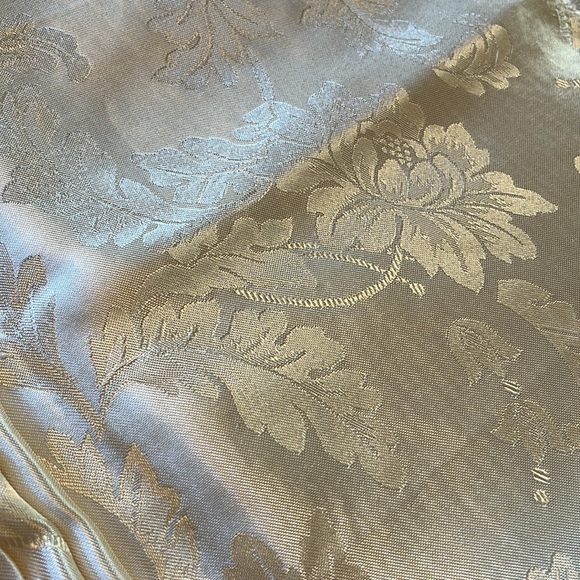 Tablecloth for Special Occasions or to Make the Time Together Special - Picture 4 of 9